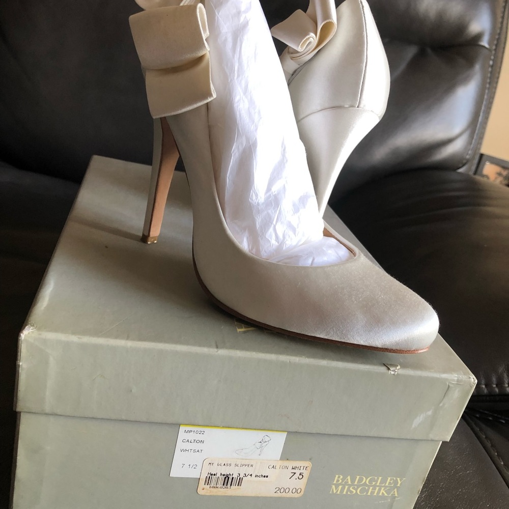 Badgley Mischka White satin heels with 🎀 - Picture 2 of 4